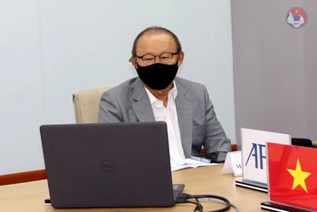 Huấn luyện viên Park họp trực tuyến cùng Liên đoàn bóng đá châu Á và đại diện 11 đội tuyển còn lại. (Ảnh: VFF)