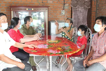 Cán bộ xã thường xuyên đến thăm hỏi, chia sẻ với gia đình bà Lê Thị Sương (xã Phú Thịnh, huyện Tam Bình, tỉnh Vĩnh Long).