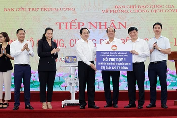 Đồng chí Trần Thanh Mẫn; đồng chí Mai Tiến Dũng và đồng chí Nguyễn Thanh Long tiếp nhận ủng hộ 500 máy thở MV20 phục vụ phòng chống dịch Covid-19. (Ảnh: Bộ Y tế)