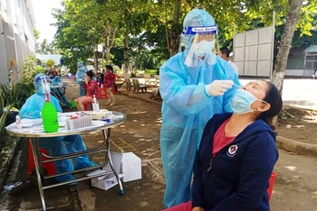 Ngành y tế tỉnh Tiền Giang tập trung lấy mẫu xét nghiệm cho người dân trong vùng phong tỏa. 