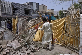 Hiện trường một vụ đánh bom tại Lahore, Pakistan, tháng 6-2021. (Ảnh: AP)