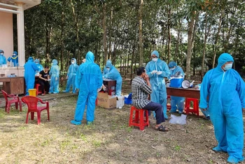 Lấy mẫu xét nghiệm SARS-CoV-2 đối với người dân thôn Phú Hòa. 
