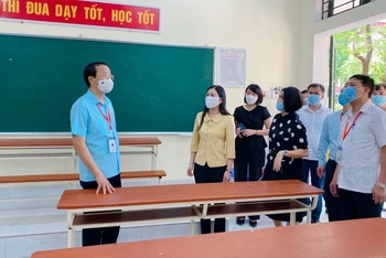 Thứ trưởng Giáo dục và Đào tạo Phạm Ngọc Thưởng kiểm tra cơ sở vật chất, công tác chuẩn bị thi tại điểm thi Trường THPT Lê Quý Đôn (Thái Bình).