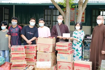 Cô giáo và các em học sinh Trường THPT Thanh Nưa nhận hàng hỗ trợ từ các nhà hảo tâm.