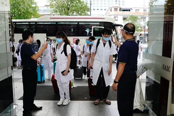 Các thành viên đoàn y tế tình nguyện kiểm tra y tế tại khách sạn.