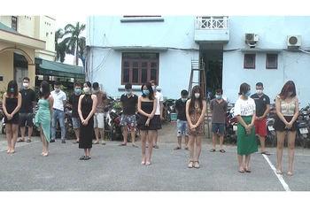 Một số nam, nữ hát karaoke ở cơ sở karaoke Nhật Quang, xã Tân Quang, huyện Văn Lâm, tỉnh Hưng Yên, vi phạm quy định phòng, chống dịch