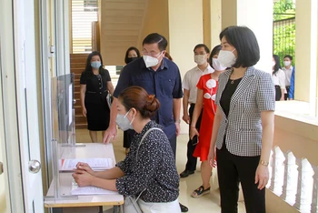 Đoàn kiểm tra số 12 của Ban Thường vụ Thành ủy Hà Nội kiểm tra điểm thi Trường THPT Việt Nam - Ba Lan.