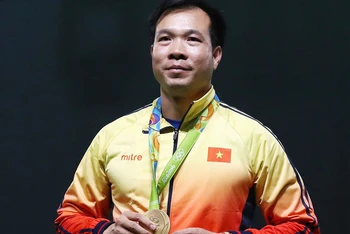 Hoàng Xuân Vinh cùng tấm Huy chương vàng tại kỳ Olympic Rio 2016. (Ảnh: Olympic)