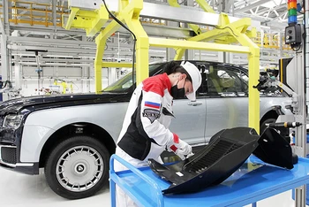 Công nhân Nga làm việc tại một nhà máy sản xuất ô-tô. Ảnh: REUTERS