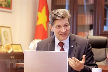 Giáo sư-Tiến sĩ khoa học lịch sử Vladimir Kolotov trả lời phỏng vấn. (Ảnh: Trần Hiếu/TTXVN)