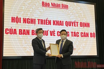 Phó Trưởng Ban Tổ chức Trung ương Nguyễn Quang Dương trao Quyết định của Ban Bí thư cho đồng chí Phan Văn Hùng.