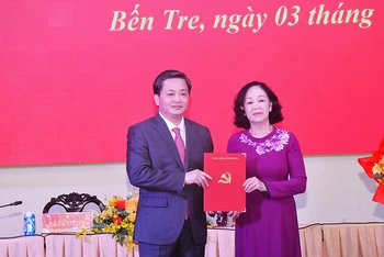 Đồng chí Trương Thị Mai Trao quyết định cho tân Bí thư Tỉnh ủy Bến Tre.