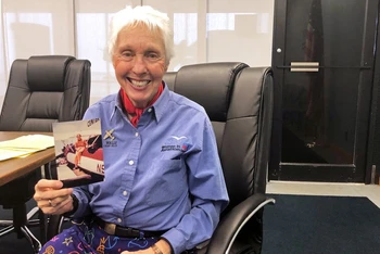 Bà Wally Funk đang cầm một bức ảnh của mình tại Bảo tàng Hàng không và Không gian quốc tế dành cho phụ nữ ở Cleveland, Ohio, Mỹ. Ảnh: Reuters.