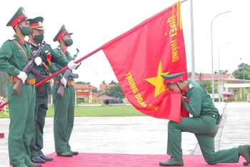 Chiến sĩ trẻ tuyên thệ dưới quân kỳ của Quân đội nhân dân Việt Nam.
