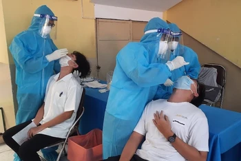 Học sinh TP Hồ Chí Minh lấy mẫu xét nghiệm SARS-CoV-2