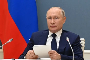Tổng thống Nga V. Putin ký phê duyệt Chiến lược An ninh quốc gia mới và văn bản có hiệu lực từ ngày 2/7. (Ảnh: TASS)