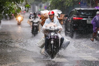 Theo ghi nhận của Công ty TNHH một thành viên Thoát nước Hà Nội, trong khoảng hơn một giờ, lượng mưa đo được cao nhất tại quận Hai Bà Trưng lên đến 74mm, quận Hoàng Mai 65mm, quận Đống Đa 62mm, Hoàn Kiếm 48mm...
