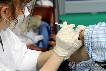 Tiêm vaccine ngừa Covid-19 của Pfizer tại Hàn Quốc. (Ảnh: Yonhap)