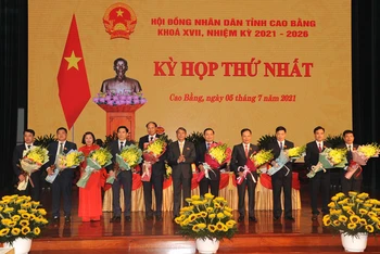 Lãnh đạo tỉnh Cao Bằng chúc mừng các đồng chí được bầu giữ chức vụ Thường trực, Trưởng Ban, Phó Trưởng Ban Hội đồng nhân dân tỉnh Cao Bằng nhiệm kỳ 2021-2026.