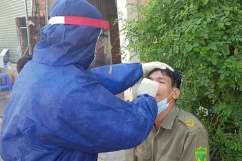 Nhân viên y tế tỉnh Đồng Nai lấy mẫu xét nghiệm SARS-CoV-2.