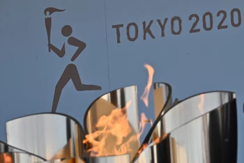 Biểu tượng ngọn đuốc Olympic Tokyo 2020 được trưng bày tại khu công viên thủy sinh Aquamarine Fukushima ở Iwaki, tỉnh Fukushima. (Ảnh: AFP)