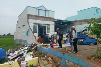 Một nhà dân ở xã Hàm Mỹ, huyện Hàm Thuận Nam (Bình Thuận) bị tốc mái, sập tường do giông lốc.