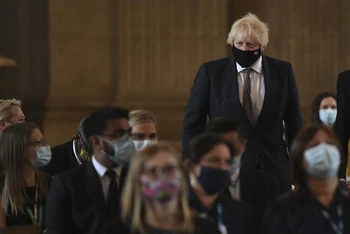 Thủ tướng Johnson cho rằng nước Anh sẽ phải "chung sống với loại virus" gây ra Covid-19. (Ảnh: AP)