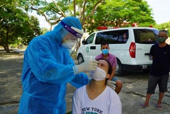 Nhân viên y tế Quảng Bình lấy mẫu xét nghiệm SARS-CoV-2.