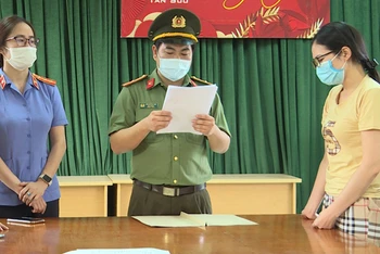Lực lượng chức năng đọc lệnh bắt tạm giam đối tượng Nguyễn Thị Hồng Hạnh về tội "Tổ chức cho người khác ở lại Việt Nam trái phép".