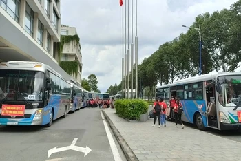 Đoàn công tác Đại học Y Hà Nội và Bệnh viện Đại học Y Hà Nội đến Bình Dương hỗ trợ phòng, chống dịch Covid-19.