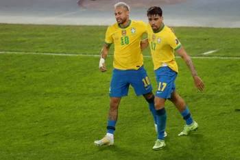 Neymar (số 10) tiếp tục để lại dấu ấn ở trận đấu này. (Ảnh: Getty)