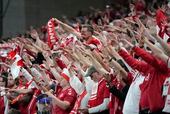 Các cổ động viên đội tuyển Đan Mạch tại EURO 2020.