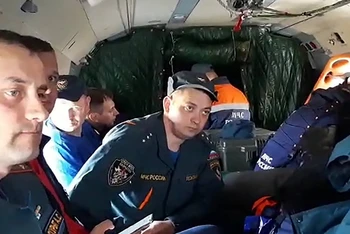 Nhân viên Bộ Tình trạng khẩn cấp Nga trong chuyến bay đến làng Palana tham gia tìm kiếm máy bay An-26 mất tích. (Ảnh: Bộ Tình trạng khẩn cấp Nga)