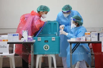 Các nhân viên y tế đang chuẩn bị vaccine tại một điểm tiêm chủng ở tỉnh Pathum Thani. (Ảnh: Bưu điện Bangkok)