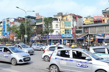 Còn rất nhiều xe ô-tô chở khách dưới 9 chỗ tại Hà Nội chưa cấp đổi phù hiệu mới.