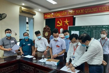 Cục trưởng Mai Văn Trinh cùng đaonf công tác kiểm tra thực tế công tác tổ chức Kỳ thi tốt nghiệp THPT 2021 tại Ninh Bình
