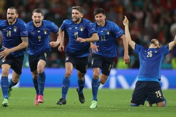 Các cầu thủ Italia ăn mừng sau khi giành chiến thắng trong loạt sút luân lưu trước Tây Ban Nha. (Ảnh: UEFA)