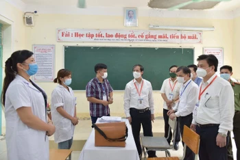 Bộ trưởng Giáo dục và Đào tạo Nguyễn Kim Sơn động viên cán bộ, nhân viên y tế tại điểm thi Trường Phổ thông dân tộc nội trú THPT tỉnh Hòa Bình.
