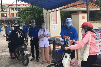 Lực lượng đoàn viên, thanh niên tiếp sức mùa thi góp phần chống dịch Covid-19 tại các điểm thi tốt nghiệp THPT.