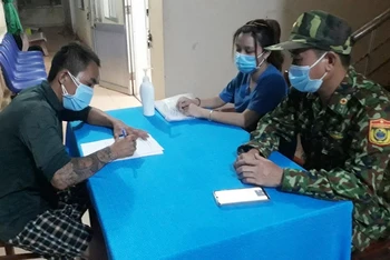 Ngư dân Lâm Ngọc Hải kê khai y tế tại Trạm Quân dân y kết hợp xã Tân Hiệp. 