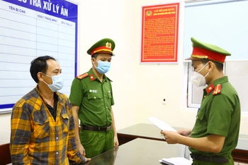 Cơ quan Cảnh sát điều tra tống đạt quyết định khởi tố Nguyễn Tiến Chương. 