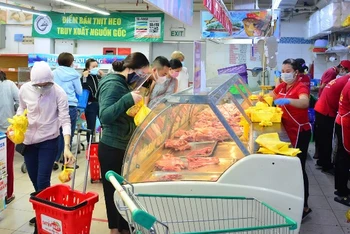 Người dân mua thực phẩm tươi sống tại một siêu thị của SATRA trong ngày 7/7.