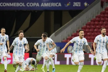 Niềm vui của Argentina sau khi giành chiến thắng trước Colombia. (Ảnh: Getty)