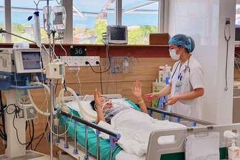 Bác sĩ Hương thăm khám cho bệnh nhân Nguyễn Thị H. bị rắn cạp nia cắn.