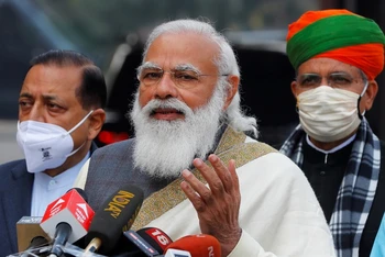 Tổng thống Ấn Độ Narendra Modi (giữa). (Ảnh: Reuters)