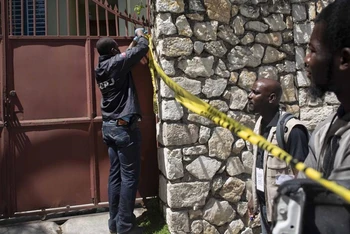 Lực lượng an ninh phong tỏa lối vào nhà riêng của Tổng thống Moise. (Ảnh: AP)