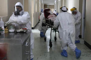 Nhân viên y tế di chuyển bệnh nhân tại Bệnh viện Honorio Delgado, Peru. (Ảnh: AP)