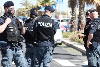 Cảnh sát Italia trong chiến dịch bắt giữ các đối tượng liên quan IS. Ảnh: YAHOO