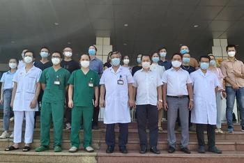 Đoàn cán bộ y tế Bệnh viện Bệnh Nhiệt đới Trung ương lên đường hỗ trợ cho TP Hồ Chí Minh sáng nay. (Ảnh: BVCC)