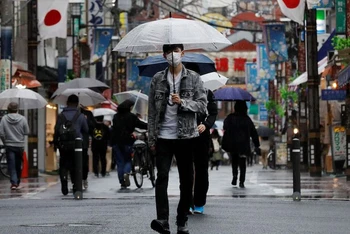 Một người đàn ông đeo khẩu trang đi bộ trên một con phố mua sắm, tại Tokyo, Nhật Bản, ngày 5/5/2021. (Ảnh: Reuters)